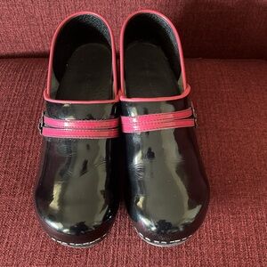 Koi by Sanita Black Patent and Pink Clogs